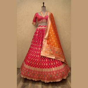 Nouvelle soie brocart Lehenga en orange audacieux avec nuance rose avec Rich Zari Detailing work Parfait pour tous Festive au prix de gros - Product Image 1