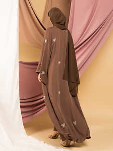 Abaya Bordada Color Marrón Coqueta con Hiyab, Ropa Tradicional Musulmana y Accesorios - Product Image 4