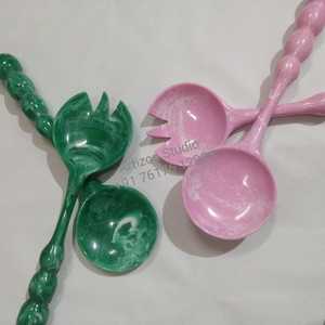 Serveur à salade moderne en résine et fourchette Serveurs uniques faits à la main en marbre pour la vaisselle élégante et le service de buffet - Product Image 1