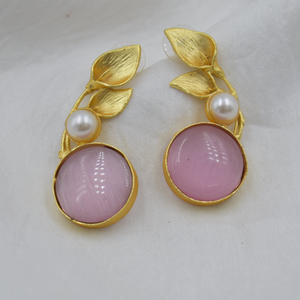 Nueva llegada última colección de diseño chapado en oro pendientes de tuerca al por mayor hechos a mano 18K Pendientes chapados en oro para las mujeres - Product Image 1