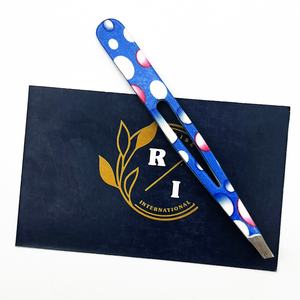 Pinzas para cejas de precisión de acero inoxidable recubiertas de papel de punto azul con punta inclinada para dar forma a las cejas, respetuosas con el medio ambiente - Product Image 3