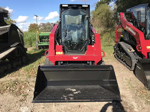 Chargeuse compacte sur chenilles Yanmar, diesel, rouge, à rayon de braquage court - Product Image 3