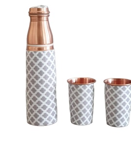 Ensemble de bouteilles en cuivre originales fabriquées à la main de haute qualité, ensemble cadeau en émail imprimé avec 2 verres - Product Image 6