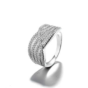 Anello Micro Pave con Cristalli Incrociati, Placcato Oro, in Acciaio Inossidabile e Titanio, con Diamante Taglio Ovale Trendy e Incastonatura a Griffe, per Feste - Product Image 1
