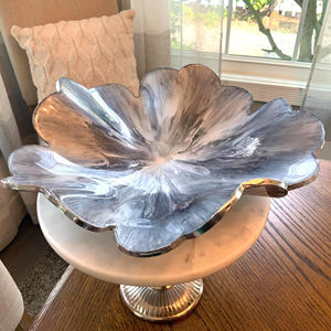 Bol décoratif de luxe inspiré des fleurs sur piédestal pour table basse de salon, décoration d'événements et cadeau, provenance Inde - Product Image 1