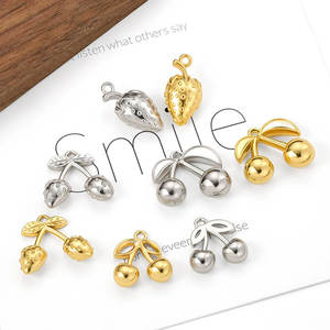Dijes de fresa y cereza de acero inoxidable 316L chapados en oro PVD de 14K y 18K, personalizados para la fabricación de joyería. - Product Image 1