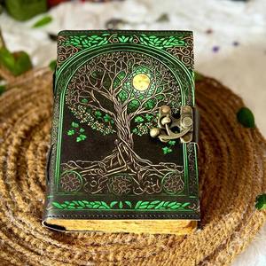 Đây là một Tạp Chí da thủ công có một cây nổi của thiết kế cuộc sống, bìa kết hợp tông màu xanh lá cây và đen sâu với - Product Image 2