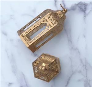Lanterne marocaine en métal finition or avec découpes complexes, lumière de bougie chaleureuse, design élégant pour la décoration de la maison et les cadeaux festifs - Product Image 4
