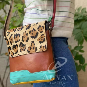 Sac à main en cuir véritable recyclé fait à la main, sac à cheveux en fourrure, sac à bandoulière multicolore élégant pour femmes - Product Image 1