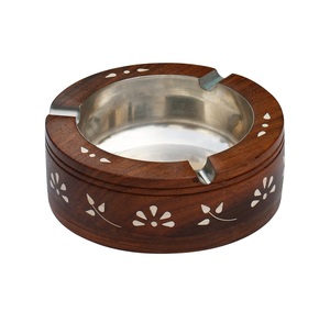 Cenicero náutico tradicional de madera y latón con incrustaciones de brújula adecuado para decoración rústica y exhibición de hogar junto al mar - Product Image 1