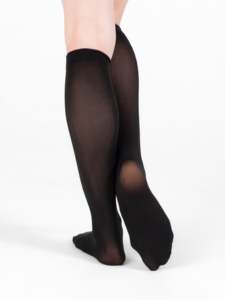 Les bas mi-hautes pour femmes sont des bas qui couvrent les pieds et les jambes jusqu'au genou, parfois portés avec une tenue semi-formelle moderne. - Product Image 6