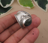 Bague en argent sterling oxydé avec rubis taille ovale, sertissage clos en filigrane, style classique, bijou artisanal en pierre précieuse pour mariage et fête