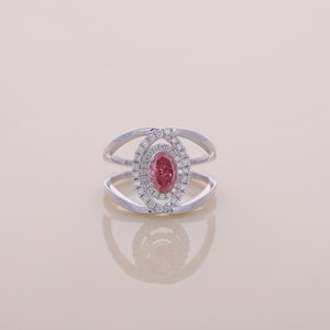 Anillo de Diamante Rosa Ovalado de 0.81ct Cultivado en Laboratorio con Halo y Banda Dividida en Oro Amarillo, Blanco y Rosa de 18K - Product Image 6