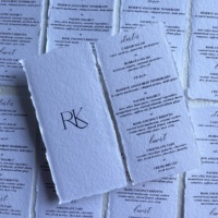 Cartes de menu personnalisées imprimées en UV sur papier à bords festonnés pour mariages avec initiales des mariés pour la revente