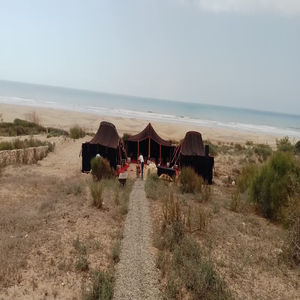 Tentes en poils de chèvre du Sahara, abris nomades traditionnels du désert, adaptés au climat, à la culture et à la vie durable en Afrique du Nord - Product Image 3