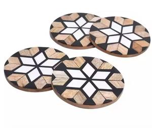 Posavasos de té de madera y resina de forma redonda, Juego de 4 con patrón de flores, posavasos elegantes para bebidas para Decoración de mesa de casa y uso para servir - Product Image 1