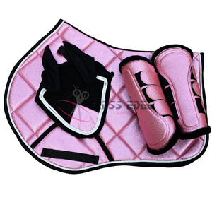 Almohadilla de sillín ecuestre personalizada de lujo que evita el roce y la sudoración Almohadilla de sillín de malla ligera Gorro de oreja Botas de cepillado con estilo - Product Image 1