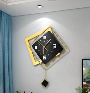 Reloj de pared de hierro duradero y elegante con acabado dorado y diseño moderno para interiores contemporáneos - Product Image 1