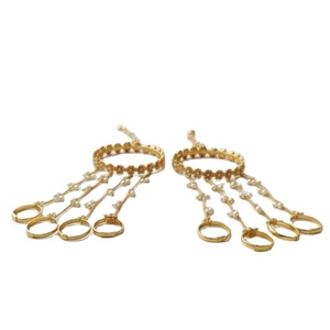 Ensemble de bijoux vintage pakistanais Polki avec des motifs dorés complexes, Maang Tikka rond, boucles d'oreilles Chandbali surdimensionnées et perles festonnées - Product Image 1