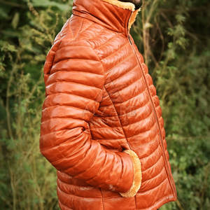 เสื้อแจ็คเก็ตหนังพัฟเฟอร์สุดหรู พร้อมบุผ้าอุ่นอย่างดี ผิวสัมผัสนุ่มลื่น และดีไซน์ทันสมัย - Product Image 4