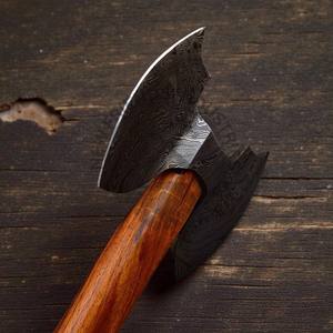 Hache à double lame en acier Damas faite à la main, de haute qualité, forgée, hache de combat viking, manche en bois de rose, étui en cuir, haches DIY - Product Image 4