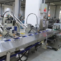 Machine d'emballage entièrement automatique pour couverts jetables (cuillère, fourchette, couteau) avec serviette, équipement d'emballage flow-pack type oreiller