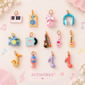 Charmes musicaux pastel |   Pendentifs en acier inoxydable plaqué or PVD 18 carats avec émail, motifs instruments (piano, guitare, batterie), casque et microphone - Product Image 2