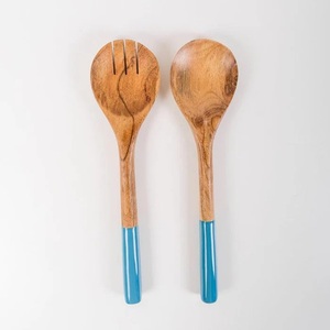Cuchara y tenedor de madera para servir ensaladas con asas de resina Ideal para decoración del hogar y tiendas de suministros de cocina a la venta - Product Image 2