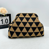 Pochette de soirée tendance en tricot géométrique style designer, sac à main chic à motif triangulaire tissé pour femme