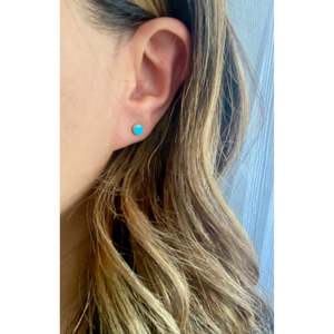 Pendientes Angie Rosetta con Turquesa en Baño de Oro de 18K, Regalo Moderno - Product Image 2