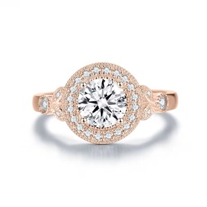 Bague de fiançailles vintage haut de gamme ronde brillante avec diamants de laboratoire F-VS2, monture à griffes en or massif 14K, produit élégant - Product Image 2