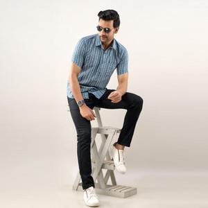Chemise décontractée rayée bleu marine 100 % coton pour homme, coupe classique, en popeline respirante, idéale pour l'été et les tenues professionnelles formelles, pièce unique - Product Image 1