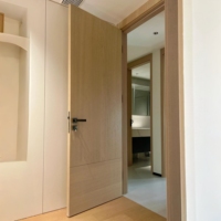 Porte intérieure moderne en chêne blanc, placage naturel coupé en rift, âme pleine, porte à panneau lisse avec charnières dissimulées et serrure magnétique