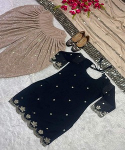 Longue robe musulmane formelle avec dhotis pour les femmes à la mode pakistanaise en ligne chic avec hijab brodé pour une tenue de fête - Product Image 3