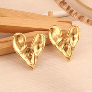 Guntaas Gems Moda Pendiente Joyería 18K Chapado en oro Texturizado Corazón Stud Pendientes Irregular Latón sólido Ear Post Stud Pendientes - Product Image 4