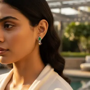 Pendientes de Aro Huggie de Plata 925 con Esmeralda Verde, Chapados en Oro, Joyería Moderna con Formas Geométricas Florales para Compromiso o Regalo - Product Image 2