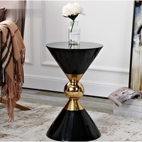 Table d'appoint au design unique en marbre et métal, marbre noir rond avec finition dorée, structure de table de forme unique