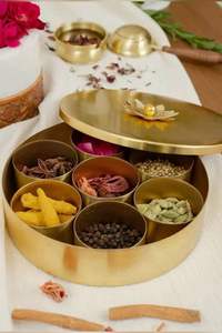 กล่องเครื่องเทศทองเหลืองทำมือ สำหรับเก็บเครื่องปรุงอาหารอินเดีย ด้วยลักษณะแบบดั้งเดิมและคุณภาพที่ทนทาน - Product Image 2