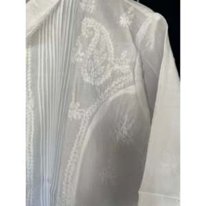 Longue robe de plage blanche brodée sur fond blanc avec boutons sur le devant - Product Image 3