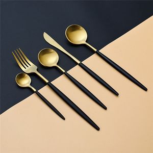 Juego de cubiertos de acero inoxidable con acabado dorado, símbolo de refinamiento, mezcla durabilidad con un radiante toque dorado - Product Image 3