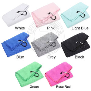 Toalla de golf tipo waffle hecha con el mejor material, con sujeción segura para fácil transporte en la bolsa, en venta. - Product Image 3