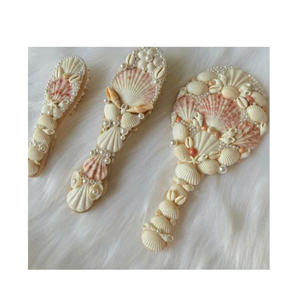 Miroir en coquille de taille voyage pour les routines de beauté en déplacement, accessoire côtier décoré à la main avec esthétique marine - Product Image 1