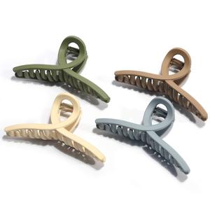 Vente en gros d'épingles à cheveux en plastique mat uni, taille 11 cm, antidérapantes, maintien solide. Style moderne et simple pour un usage quotidien féminin. Cheveux - Product Image 1