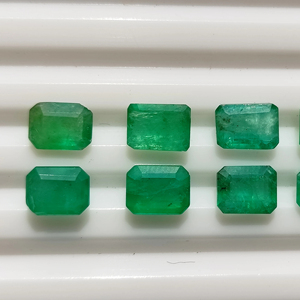 หินแซมเบียอินเดียทรงแปดเหลี่ยมสีเขียวมรกตเกรดสูง3X5มม. สีเขียวมรกตทรงแปดเหลี่ยม - Product Image 1