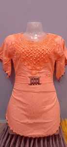 Haut à prix abordable avec motif uni au design unique, haut à manches courtes et col rond pour femmes en vente par les exportateurs - Product Image 2