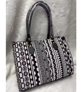 Sacs fourre-tout pour femmes de qualité supérieure sacs à main de créateur attrayants multicolores fermeture éclair brodée pour le travail de magasinage d'été et d'automne - Product Image 1