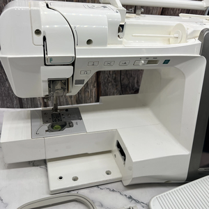 Machine à coudre et à broder informatisée B-a-b-y Lock E-l-l-e-g-a-n-t-e BLG, vidéo intéressante - Product Image 6