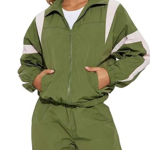 ชุดวอร์มผู้หญิงแบบ 2 ชิ้น ผ้าไนลอนน้ำหนักเบา ปี 2025 รับผลิตตามแบบ OEM พร้อมปักโลโก้ เสื้อฮู้ดมีซิปและกางเกงขายาว - Product Image 5