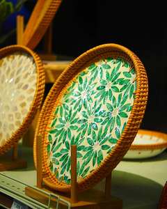 Bandeja de Ratán con Incrustaciones de Nácar, Mimbre Hecho a Mano con Conchas para Presentación en Mesa, Vietnam por 99 Gold Data - Sra. Violet - Product Image 1