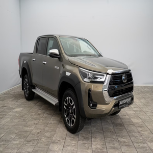 Toyota Hilux Pickup 4x4 Automática Turbo Diésel, Neumáticos R18, Volante a la Izquierda, Faros LED, Asientos de Cuero Oscuro, Euro VI - Product Image 1